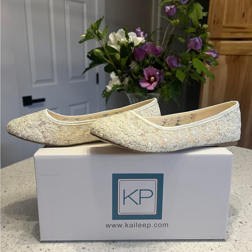Kaileep Women's Ivory Lace Flats